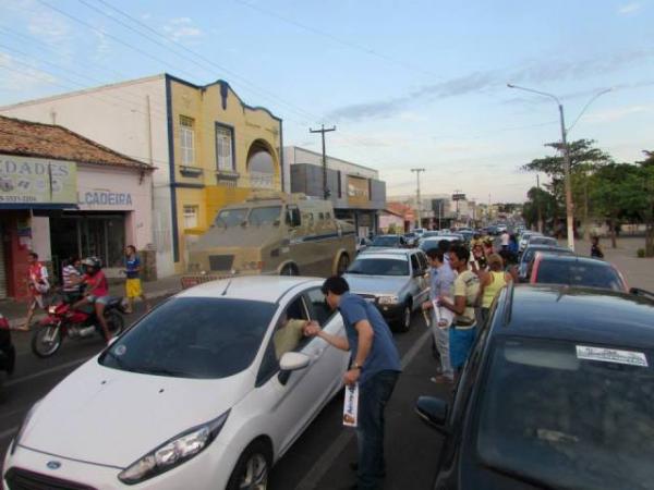 En&eacute;as Maia promove adesiva&ccedil;o em apoio a A&eacute;cio em Floriano.(Imagem:Jaquelina Nascimento)