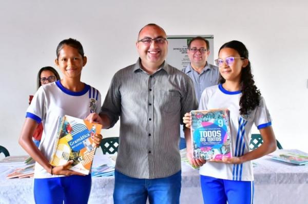 Prefeitura de Floriano entrega material didático complementar a alunos da rede municipal