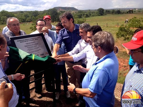 Gustavo Neiva participou da entrega da primeira etapa de pavimenta&ccedil;&atilde;o entre Gilbu&eacute;s e Santa Filomena.(Imagem:180graus)