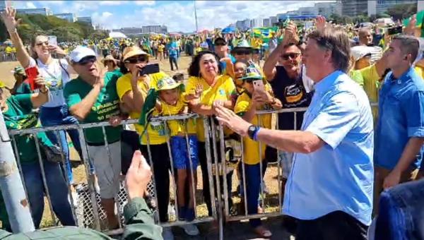 O presidente Jair Bolsonaro foi a uma manifestação neste domingo (1º) em Brasília organizada por apoiadores e simpatizantes de seu governo. Ele não discursou. Os manifestantes est(Imagem:Reprodução)