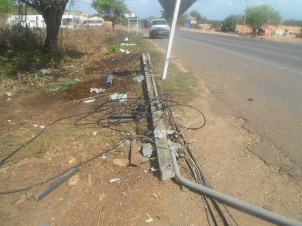 Caçamba atinge cordoalha de aço e derruba 4 postes de energia elétrica em Floriano