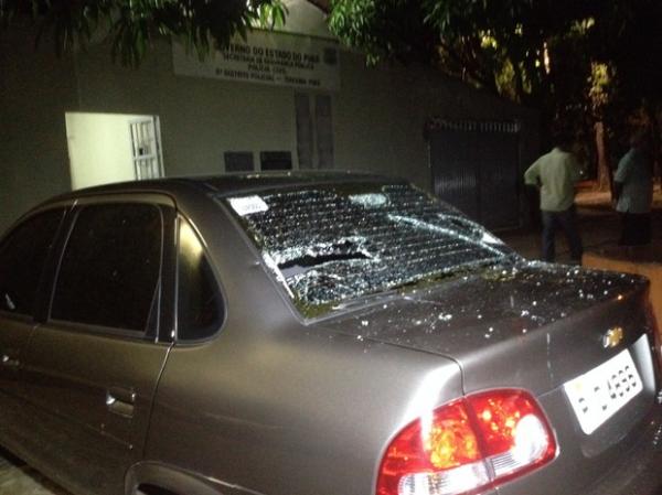 Homem golpeia outro com facão e quebra viaturas em frente ao 5º DP