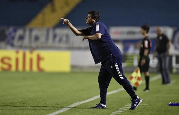 Adilson Batista rebate críticas ao Cruzeiro fazendo referência ao rival: "Tão organizado que já mand