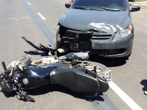 Dois ficam feridos ao trafegar de moto pela contramão e colidir em carro