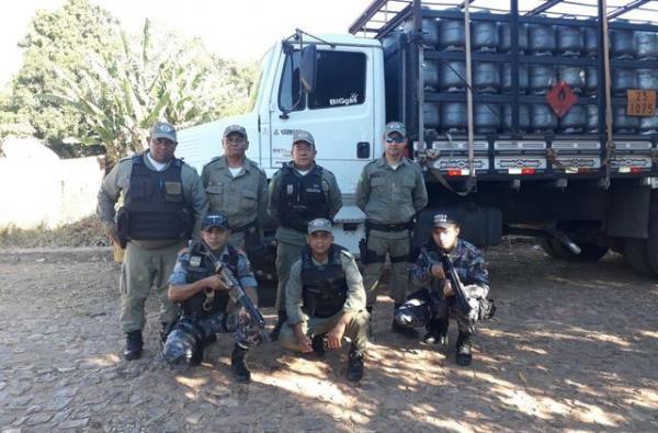 PM recupera caminhão tomado de assalto na Rodovia PI-240