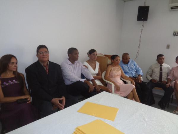 Casamento comunit&aacute;rio oficializa uni&atilde;o de 20 casais no F&oacute;rum de Floriano.(Imagem:FlorianoNews)