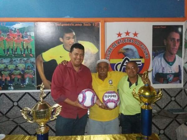 Idal&eacute;scio Nogueira faz entrega de bolas &agrave; escolinha de futebol Atletas do Futuro(Imagem:Idal&eacute;scio Nogueira)