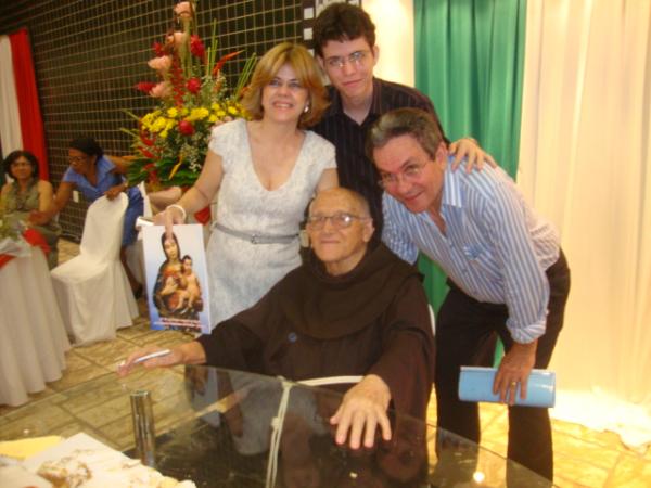 Familia Neiva prestigiando o Frei Antonio(Imagem:reda&ccedil;&atilde;o)
