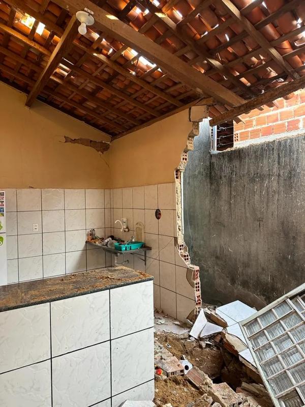 Paredes da casa ca&iacute;ram durante explos&atilde;o de fossa em Teresina.(Imagem:Divulga&ccedil;&atilde;o/Corpo de Bombeiros)