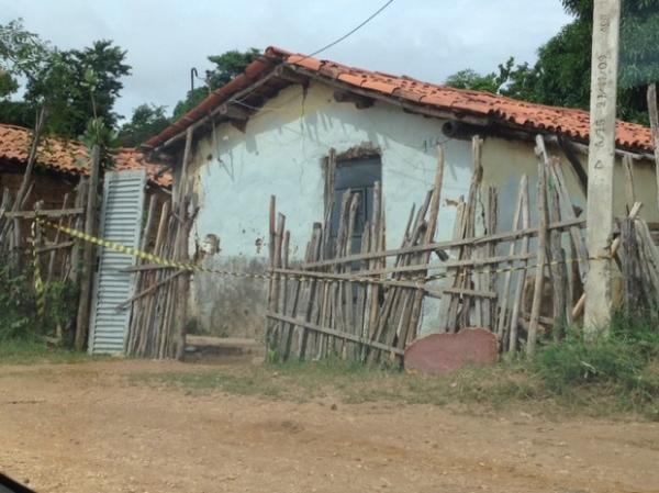 V&iacute;tima teve casa invadida por grupo criminoso na noite dessa quarta-feira.(Imagem:Gil Oliveira / G1)