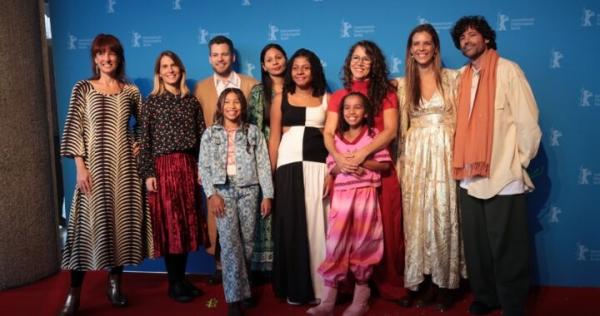 Filme "A Fabulosa Máquina do Tempo" leva alunas do Sesc Ler Guaribas à abertura da Mostra Generation