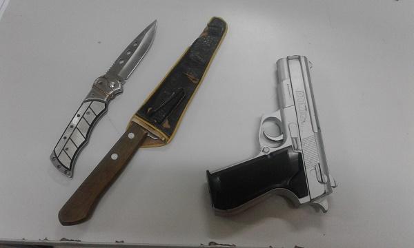 Armas apreendedidas pela PM.(Imagem:Tem&iacute;stocles Filho/jc24horas)