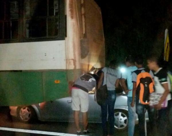 Colisão entre carro e ônibus escolar deixa uma pessoa morta na BR-343
