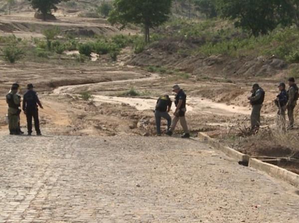 Corpo de homem é encontrado com marcas de tiros em vala na Zona Sul