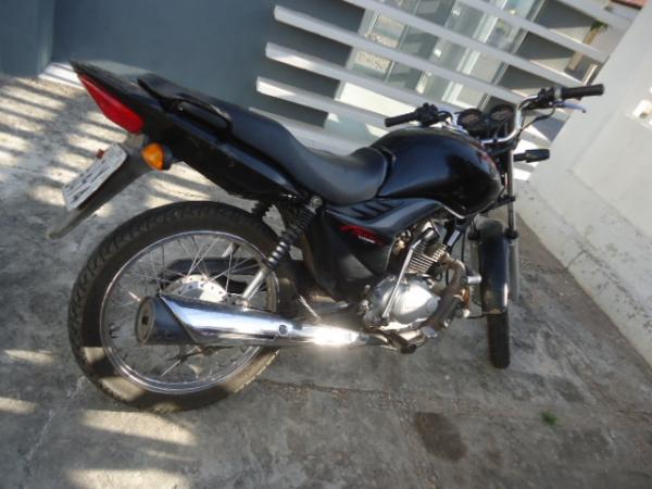 Motocicleta tomada de assalto &eacute; recuperada no Conjunto Aparecida Proc&oacute;pio.(Imagem:FlorianoNews)