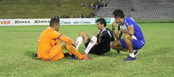 Naylson em bate-papo no p&oacute;s-jogo com amigo Carl&atilde;o, goleiro do Palmas.(Imagem: Abdias Bideh/GloboEsporte.com)