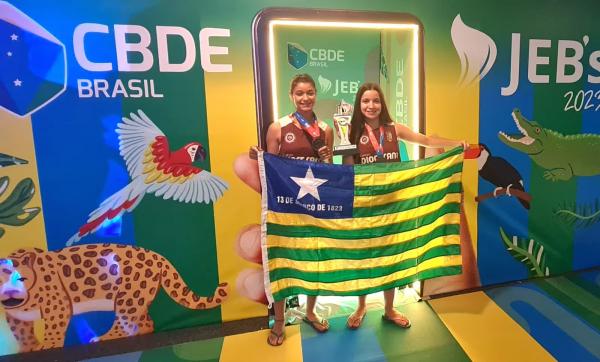 As atletas do v&ocirc;lei de praia, Mariane Ribeiro e Ana J&uacute;lia, ganharam a prata.(Imagem: Divulga&ccedil;&atilde;o)