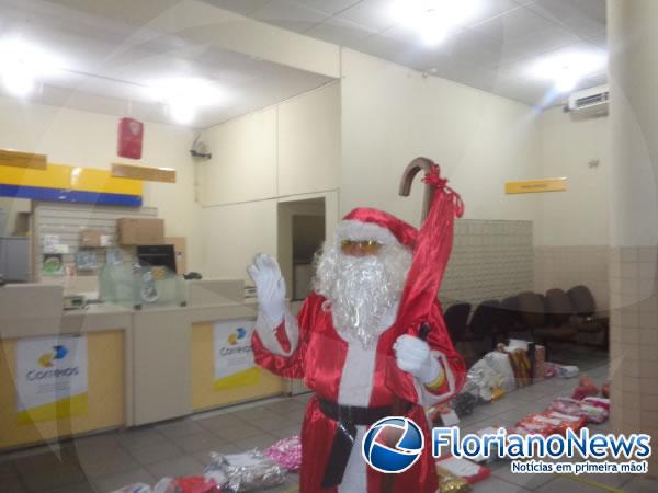 Crian&ccedil;as ganham presentes do Papai Noel dos Correios em Floriano.(Imagem:FlorianoNews)
