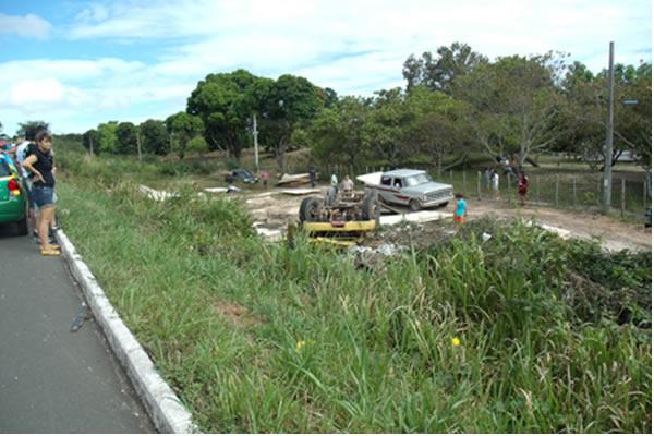 Caminh&atilde;o vira e motorista sai ferido(Imagem:Cidade Verde)