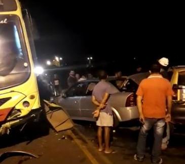 Motorista fica ferido após colisão entre quatro carros em Teresina