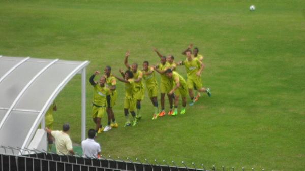 Empolgados, jogadores v&atilde;o para o vesti&aacute;rio em um 'trem-bala' (Imagem:Andr&eacute; Casado / Globoesporte.com)
