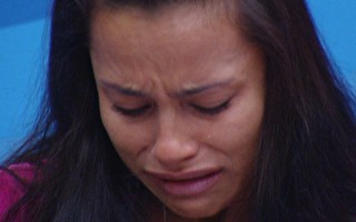 Kelly chora com acusação de Fabiana