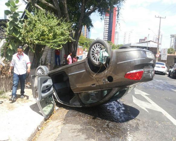 Carro capota e casal de idosos sai ileso em Teresina