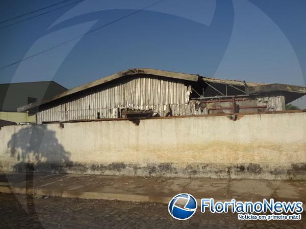 Inc&ecirc;ndio atinge parte do Hospital Regional Tib&eacute;rio Nunes em Floriano.(Imagem:FlorianoNews)