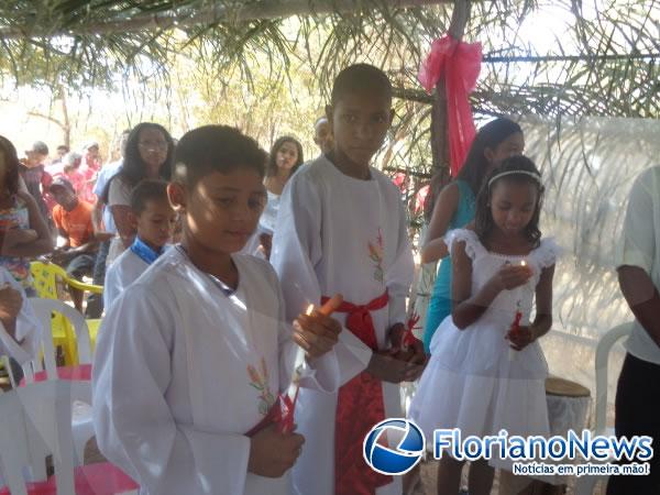 Adolescentes recebem o Sacramento do Crisma na localidade Sap&eacute;.(Imagem:FlorianoNews)