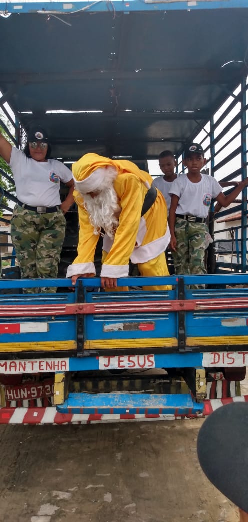 Papai Noel distribui bombons às crianças de Floriano e Barão de Grajaú