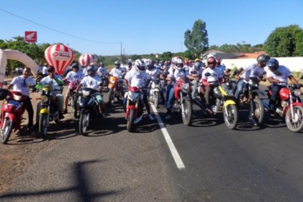 Cajueiro Motos comemora Dia do Motociclista com passeio em Floriano