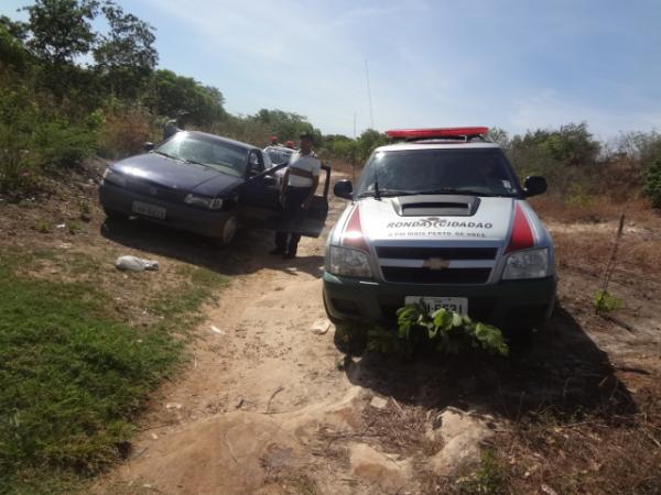 Pol&iacute;cia Militar de Floriano encontra ve&iacute;culo roubado escondido em matagal.(Imagem:FlorianoNews)