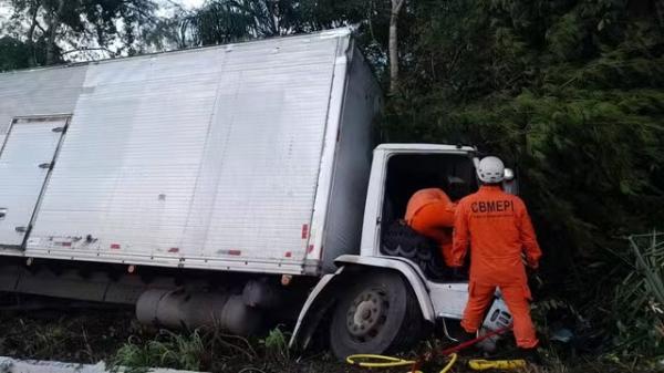 Motorista de caminh&atilde;o fica preso &agrave;s ferragens em rodovia do Piau&iacute;.(Imagem:Corpo de Bombeiros)