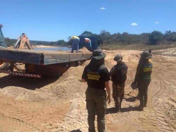 Operação flagra extração ilegal de areia no Rio Canindé em Amarante