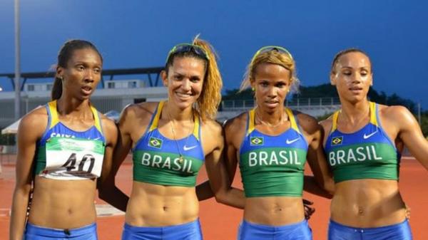 Joelma das Neves com sele&ccedil;&atilde;o brasileira de atletismo revezamento.(Imagem:Reprodu&ccedil;&atilde;o/ Facebook)