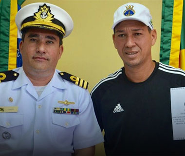 Marinha homenageia banhista que salvou jovem de afogamento