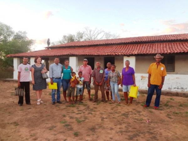 Reuni&atilde;o na Comunidade Casulo leva orienta&ccedil;&otilde;es aos assentados em situa&ccedil;&atilde;o irregular.(Imagem:FlorianoNews)