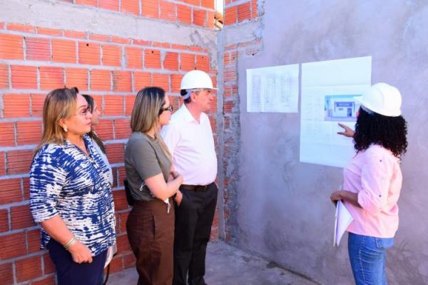  Equipe da Prefeitura de Floriano acompanha obras de reforma e amplia&ccedil;&atilde;o em UBSs e escolas municipai(Imagem:Secom)