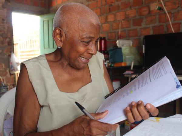 Aposentada fez cursos preparat&oacute;rios e estuda em casa sozinha.(Imagem: Fernando Brito/G1)