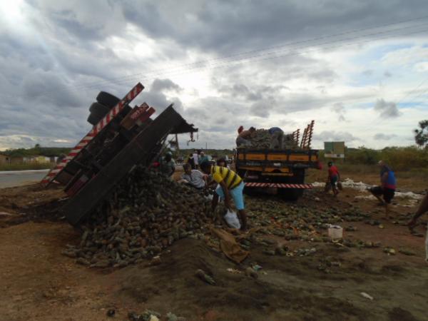 Caminh&atilde;o carregado de abacaxi tomba na Rotat&oacute;ria do Paracaty.(Imagem:FlorianoNews)