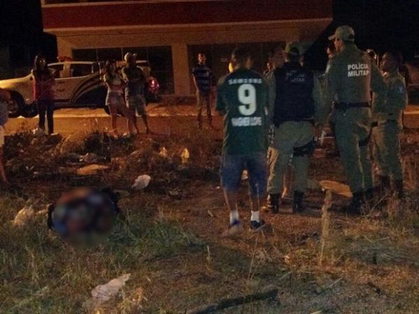 Mulher é morta a facadas no meio da rua pelo companheiro no interior do PI