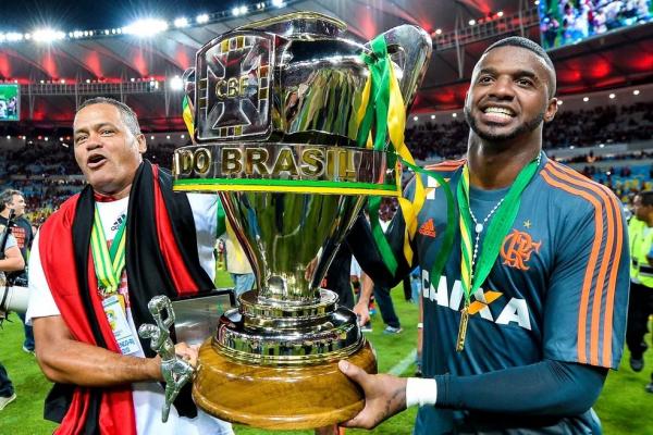 Felipe com o trof&eacute;u de campe&atilde;o da Copa do Brasil de 2013.(Imagem: Getty Images)