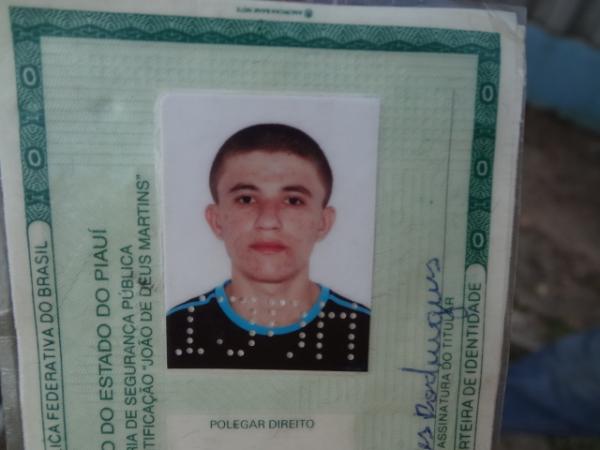 Jovem morre ap&oacute;s perder controle de motocicleta em quebra molas.(Imagem:FlorianoNews)