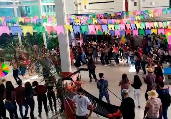 Alunos de escola particular de Teresina se aglomeram