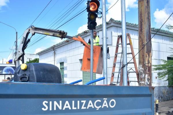 Equipamentos de sinalização são instalados e reformados em Floriano