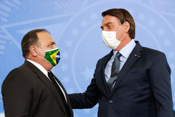 Um manda, o outro obedece, diz Pazuello ao receber Bolsonaro após crise da vacina