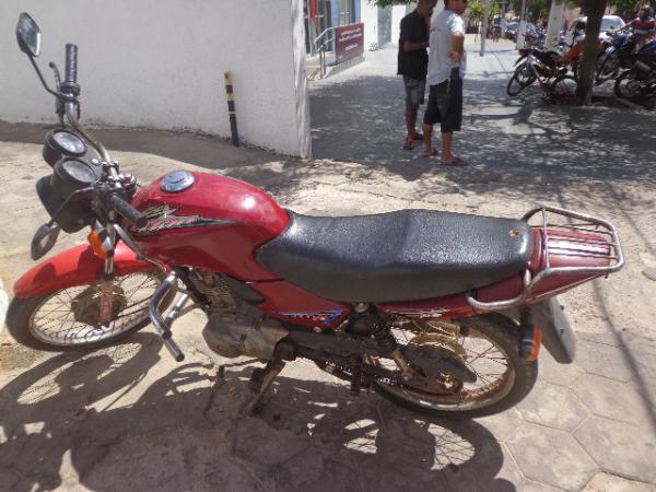  Pol&iacute;cia Militar prende homem com moto roubada em Floriano.(Imagem:FlorianoNews)