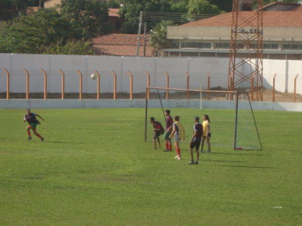Treino da Sele&ccedil;&atilde;o Feminina de Floriano no est&aacute;dio Tiber&atilde;o, elas treinam com os meninos para pegar mais preparo f&iacute;sico(Imagem:reda&ccedil;&atilde;o)