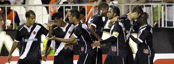 Carlos Alberto é expulso, mas Vasco suporta a pressão do Vitória e vence