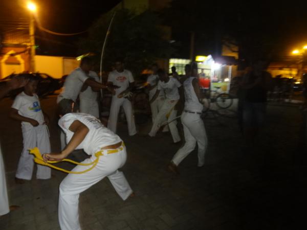Grupo ?Abad&aacute; Capoeira? se apresentou neste domingo no centro de Floriano.(Imagem:FlorianoNews)